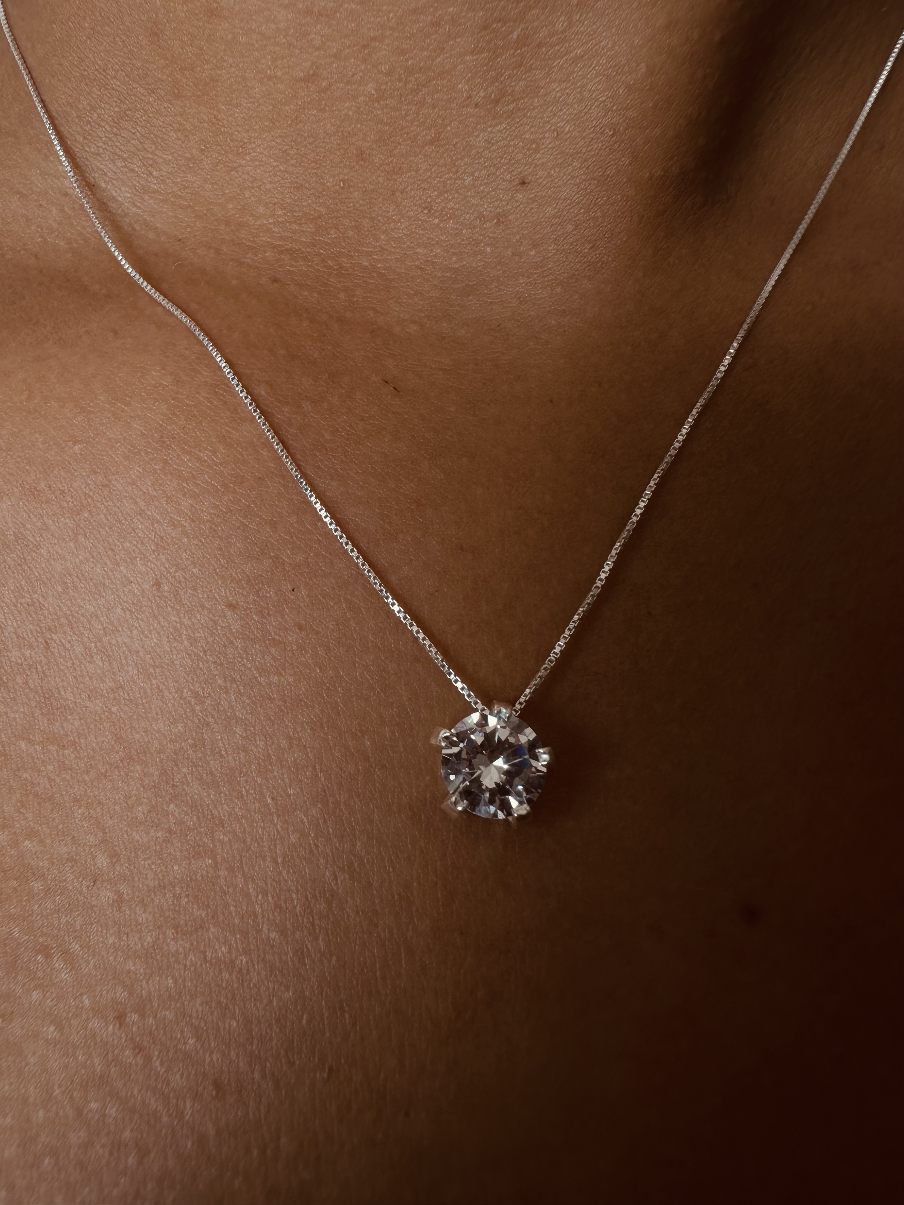 Corrente com pingente ponto de luz