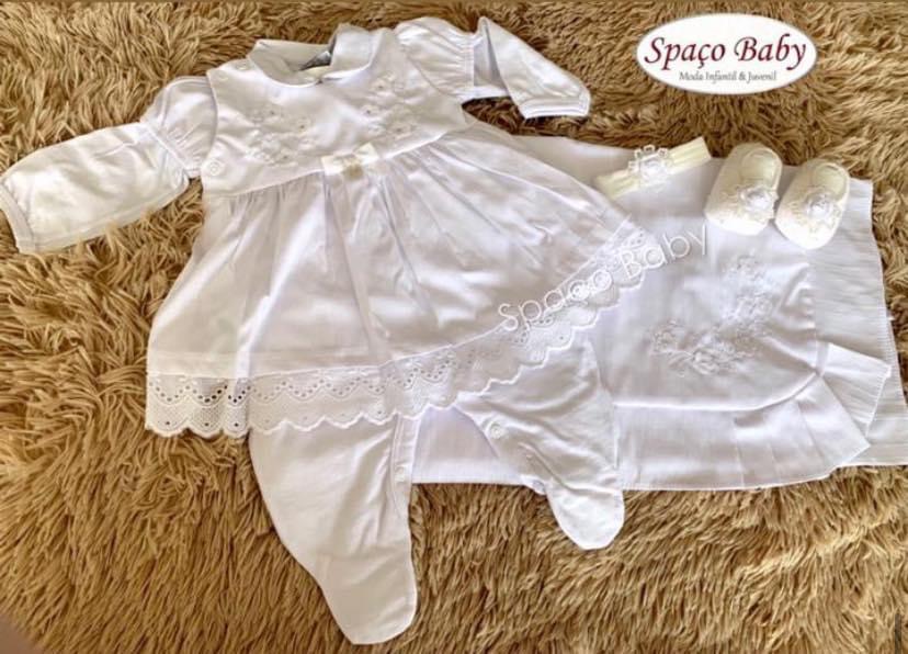 Saída maternidade branca com flores.