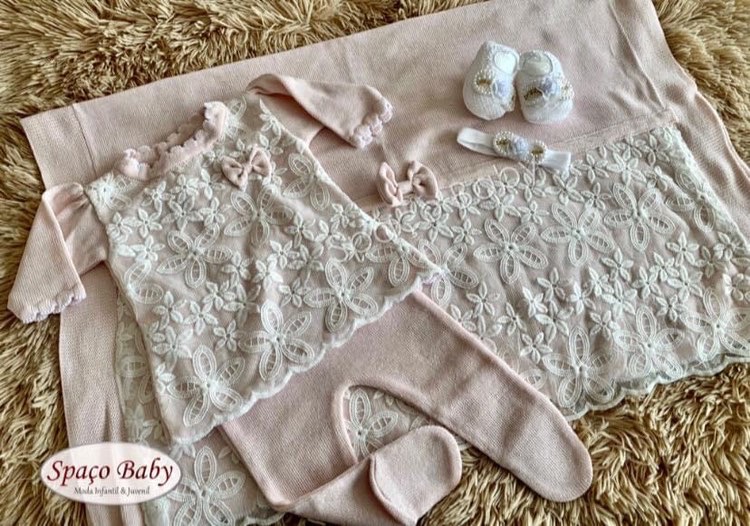 Saída maternidade em linho com renda