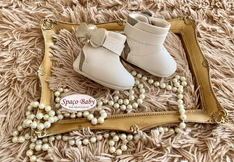 Bota dourada com laço