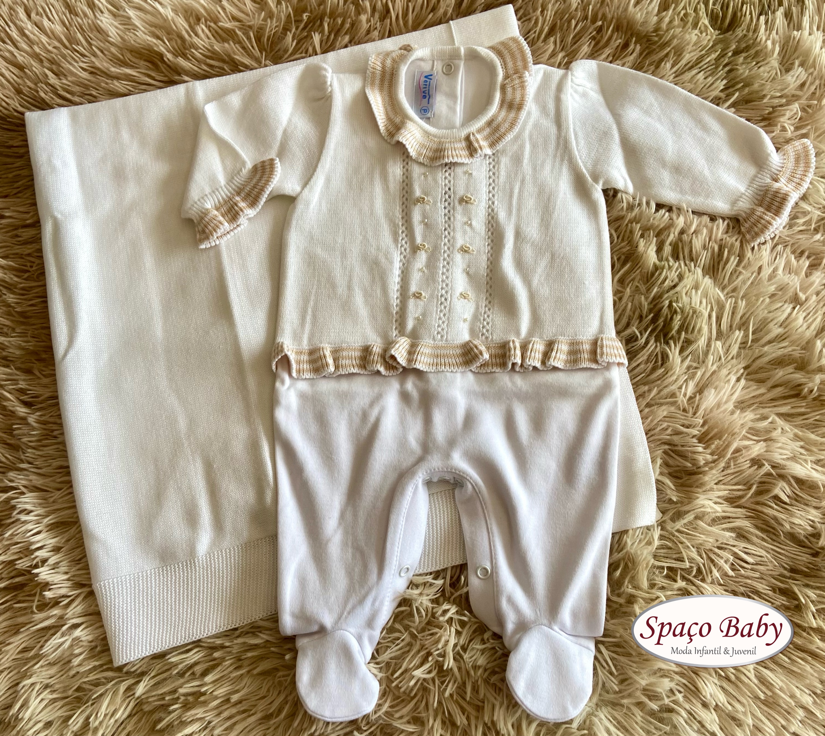 Saída maternidade branca com bege em linho