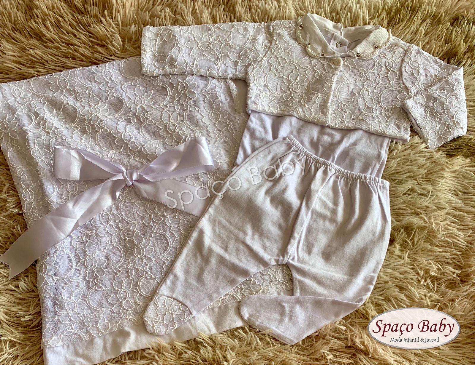 Saída maternidade branca em renda