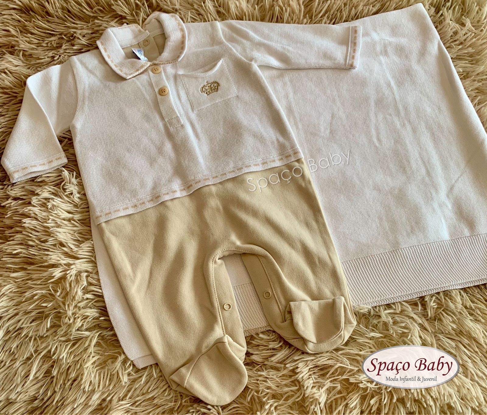 Saída maternidade branca e bege em linho