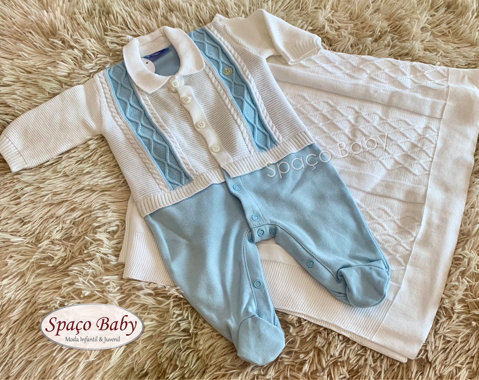 Saída maternidade azul bebê e branca em linho