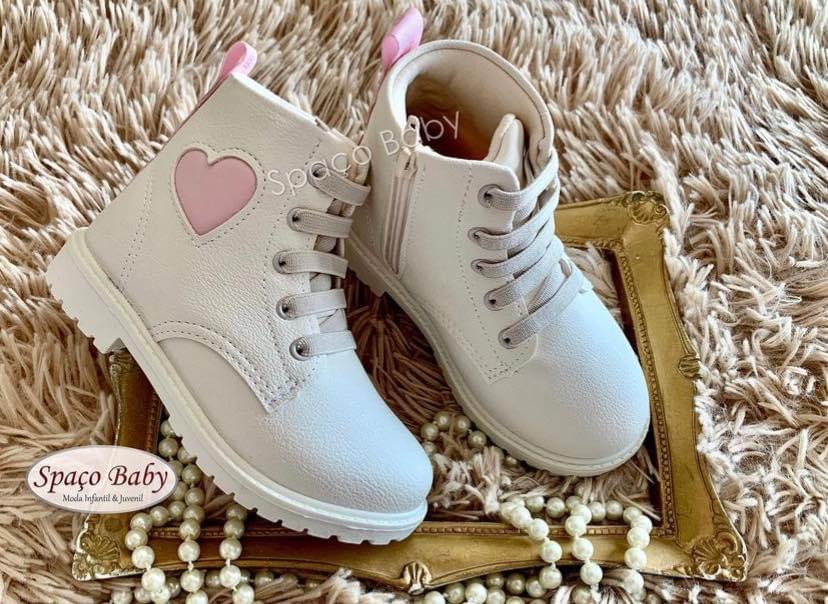 Bota off-white com coração