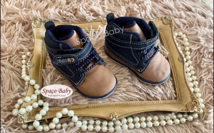 Bota caramelo e marinho