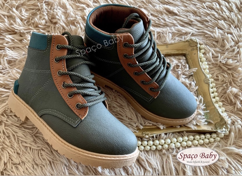 Bota verde militar e caramelo