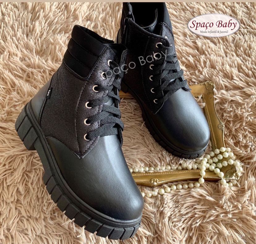 Bota preta com brilhos