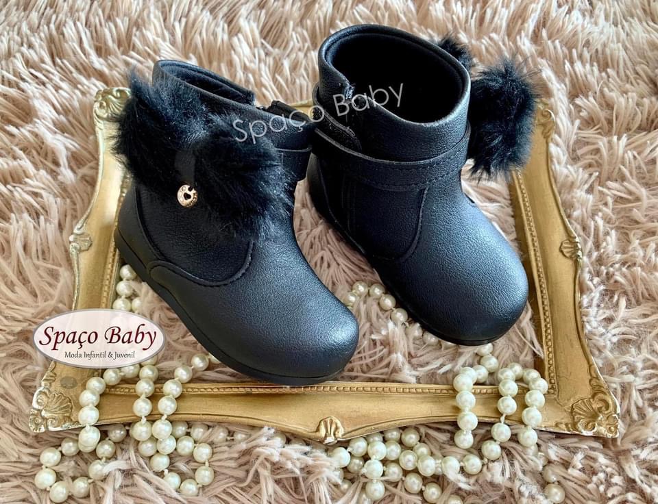 Bota preta com laço