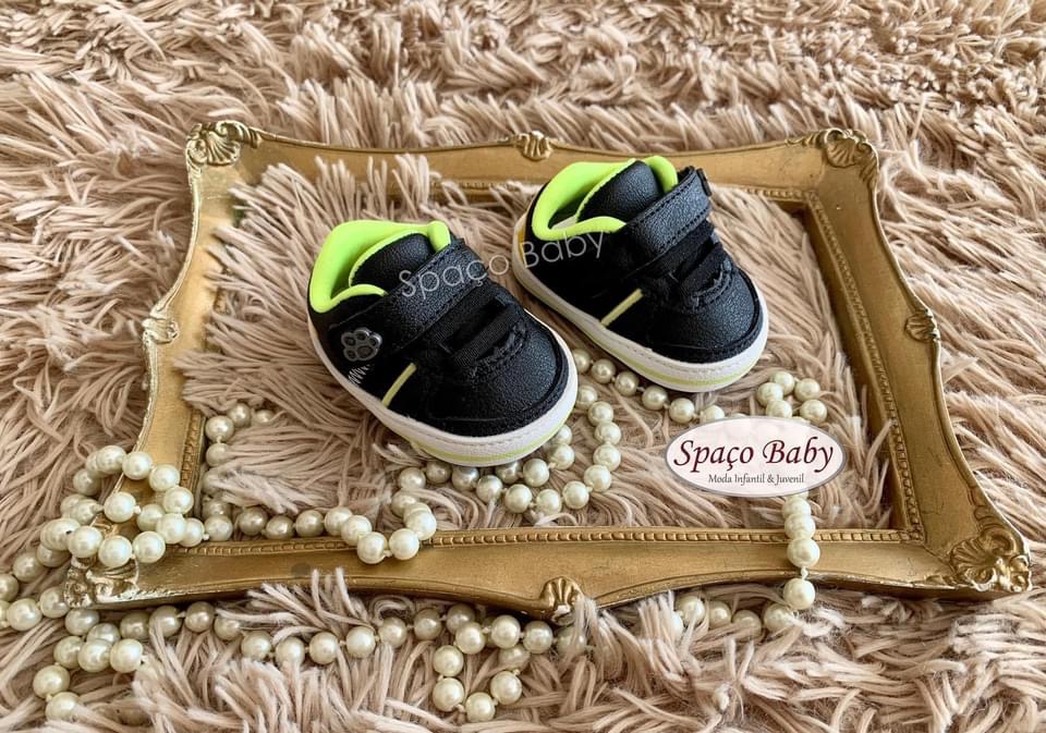 Tênis preto e verde