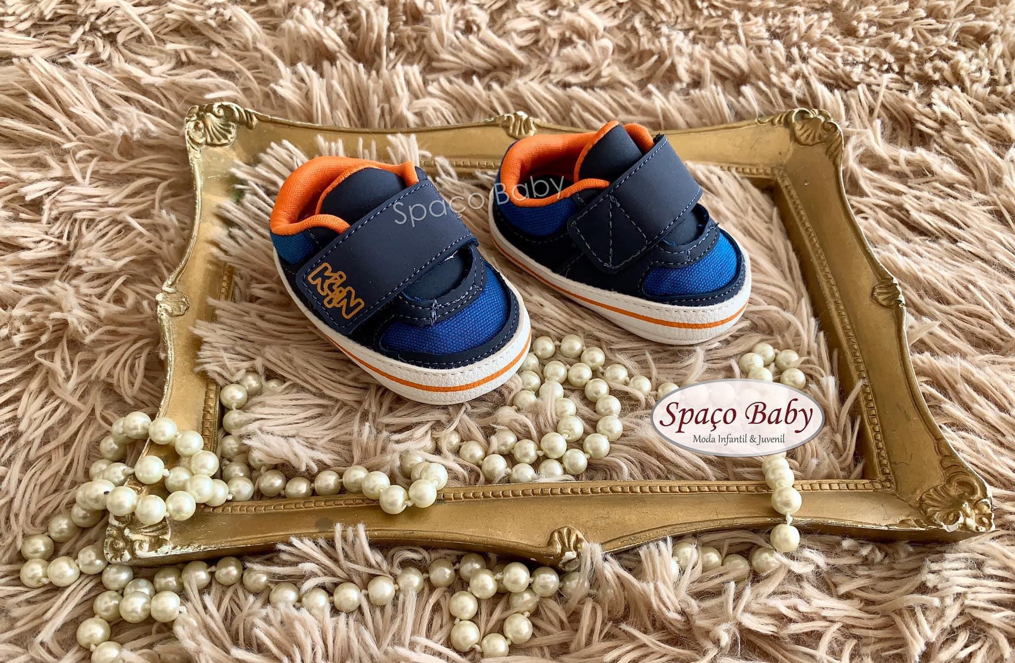 Tênis marinho e laranja
