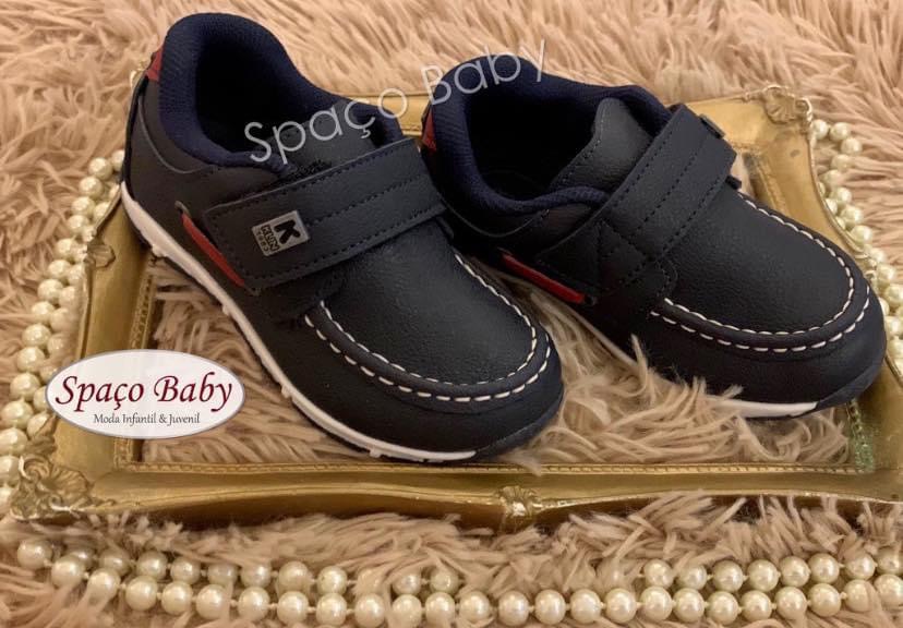 Mocassim marinho e vermelho