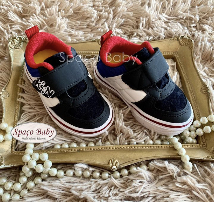 Tênis preto e vermelho