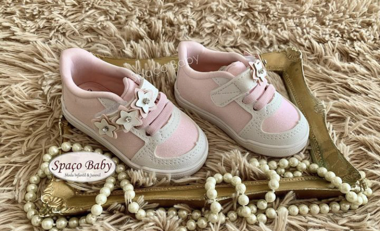 Tênis rosa com flores