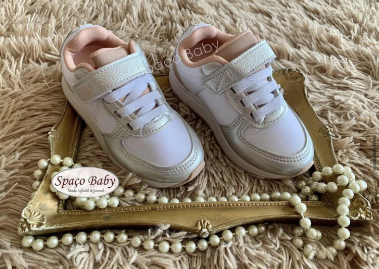 Tênis branco e prata