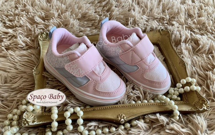 Tênis rosa e azul bebê