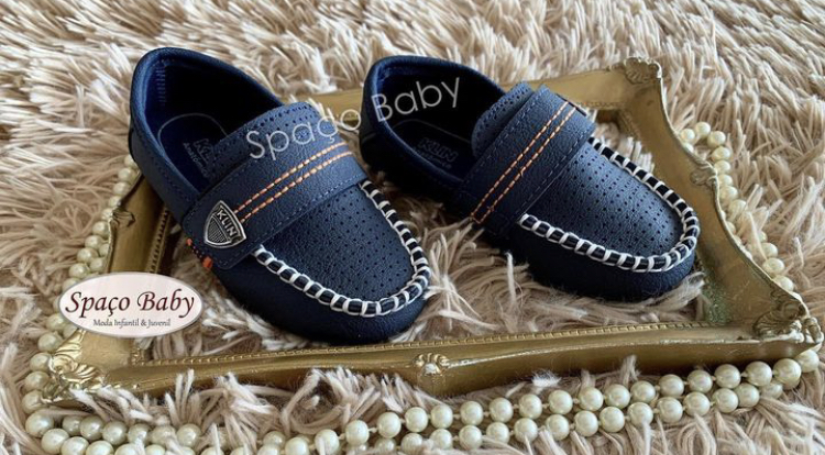 Mocassim marinho e laranja