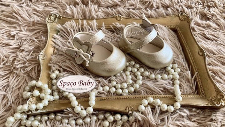 Sapato boneca dourado estrela