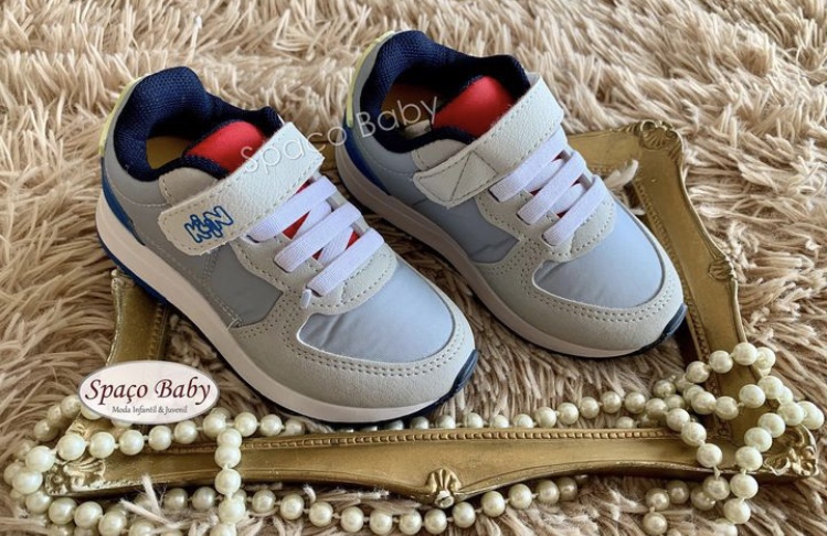 Tênis gelo e vermelho