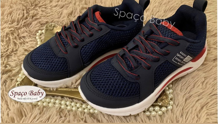 Tênis marinho e vermelho