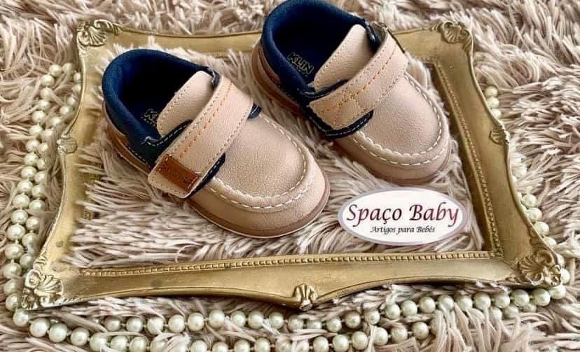 Mocassim bege e marinho