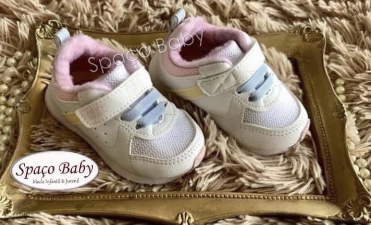 Tênis branco e rosa