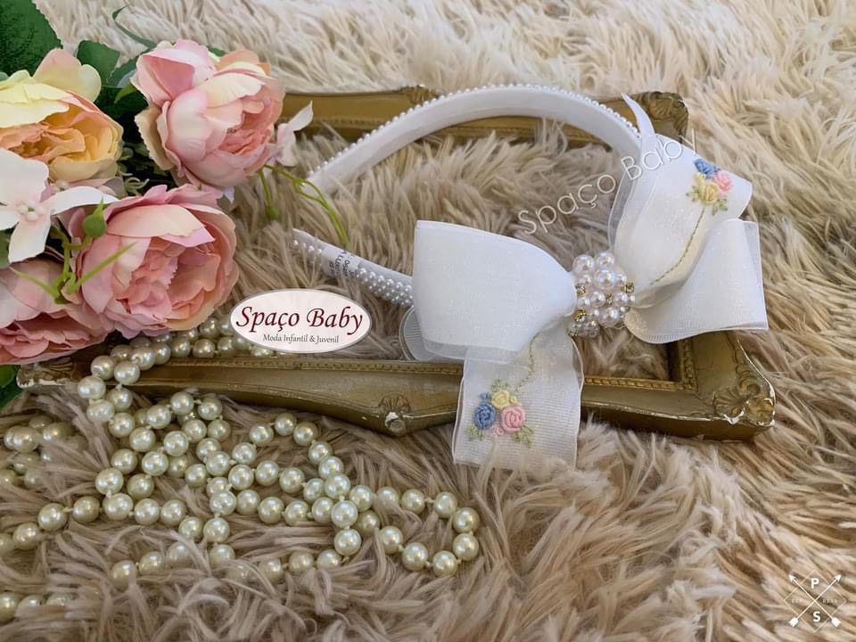 Tiara branca bordada