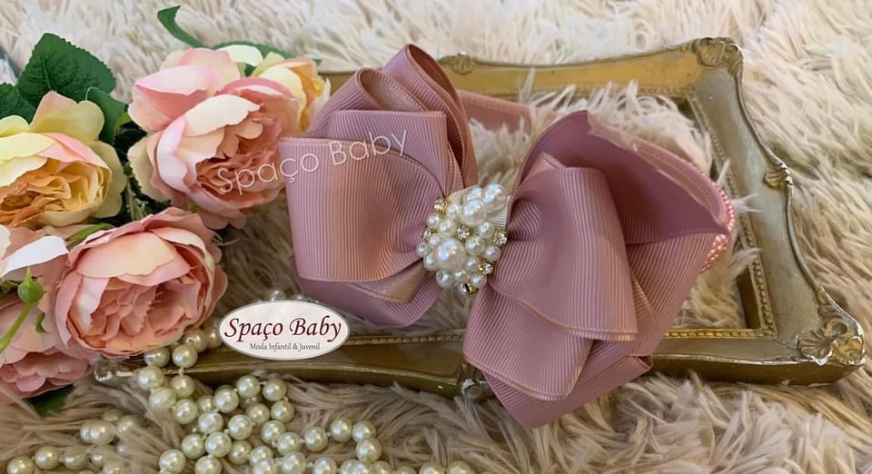 Tiara rosê com pérolas