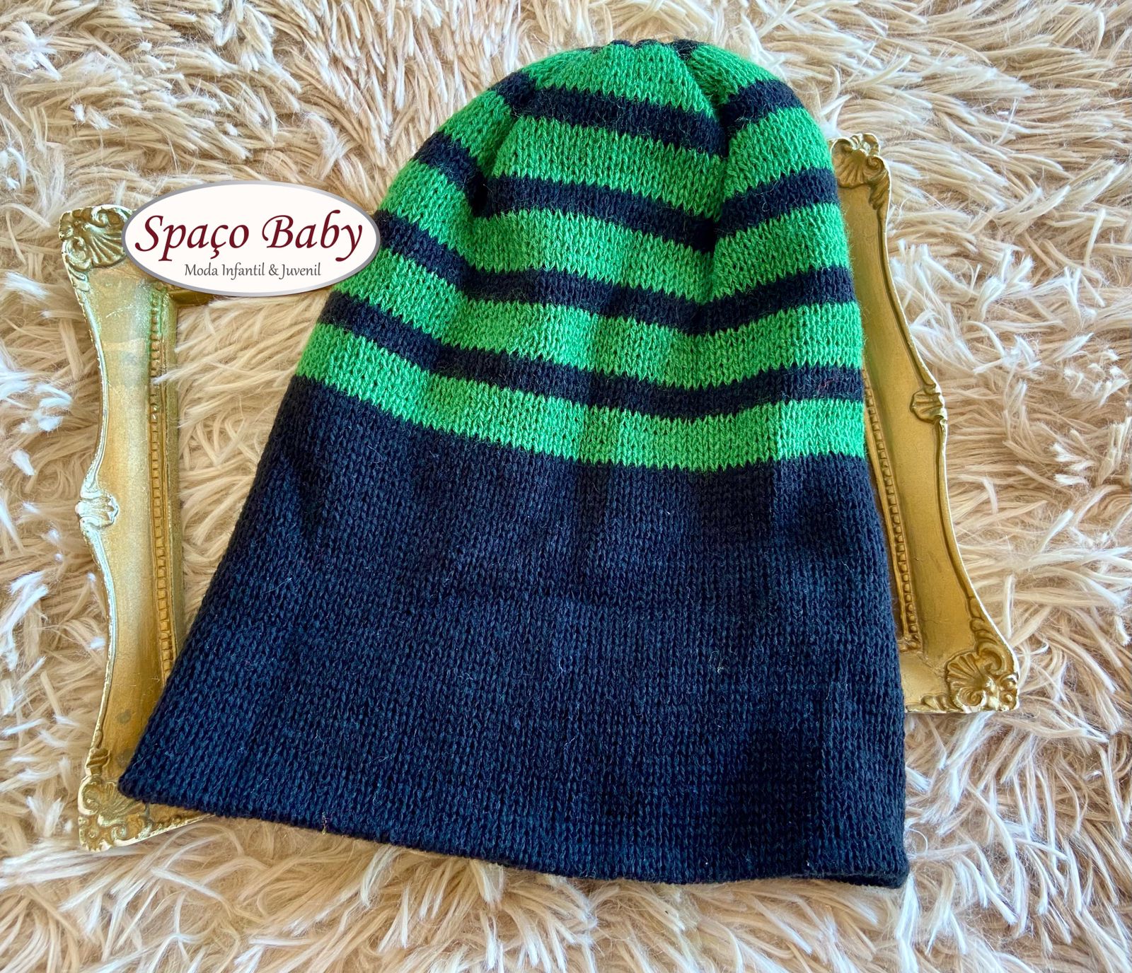 Touca preta com verde