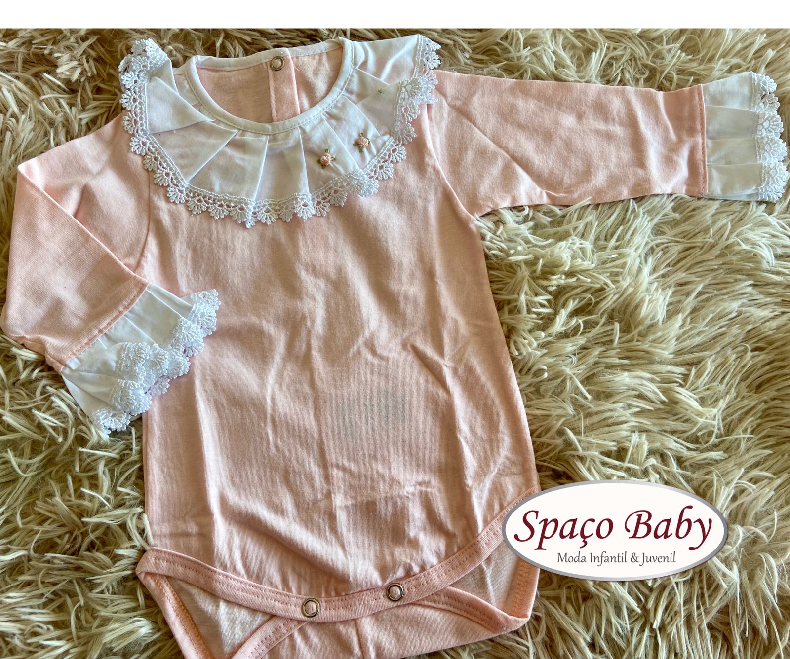 Body com bordados em flores