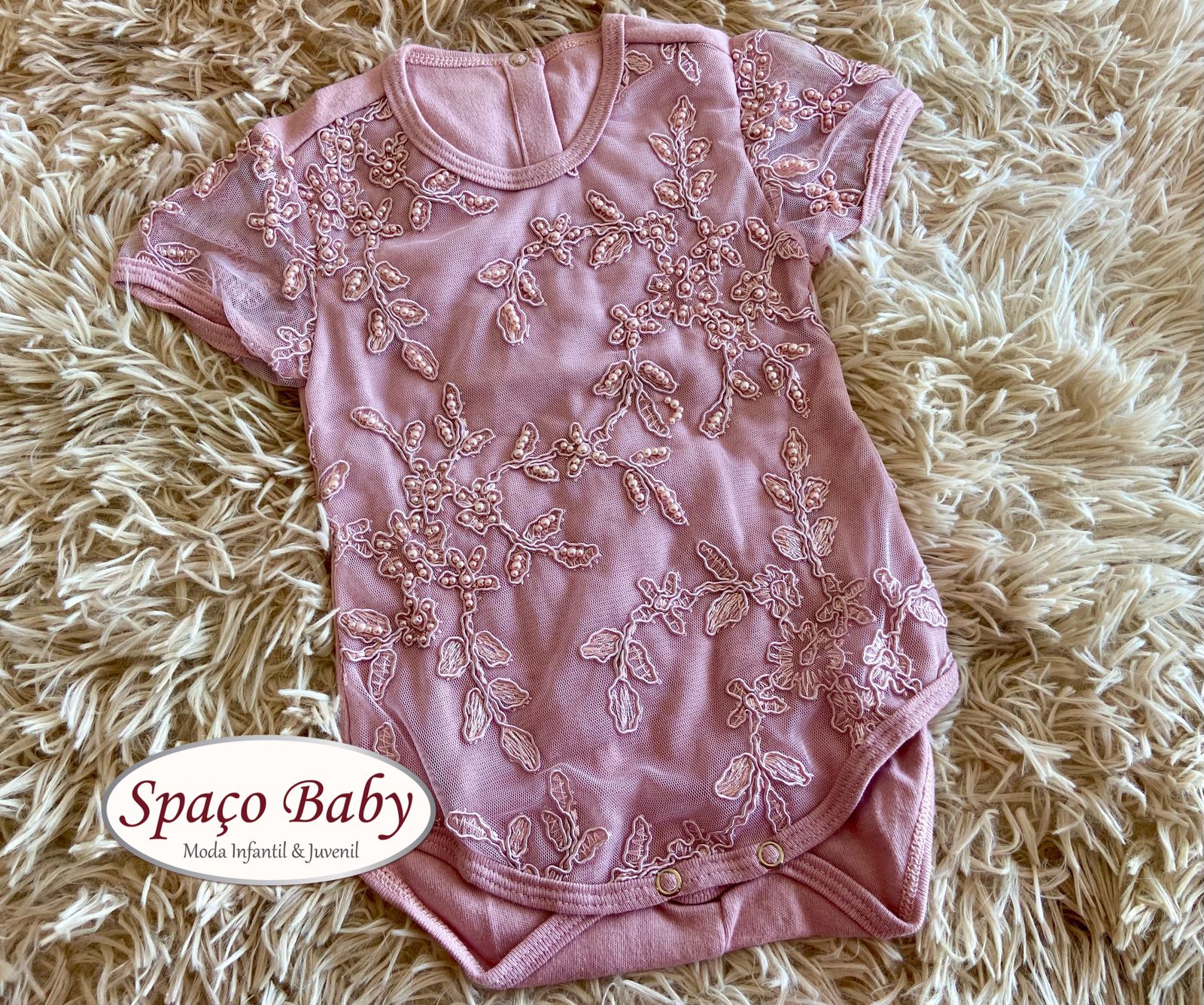 Body rosê com pérolas