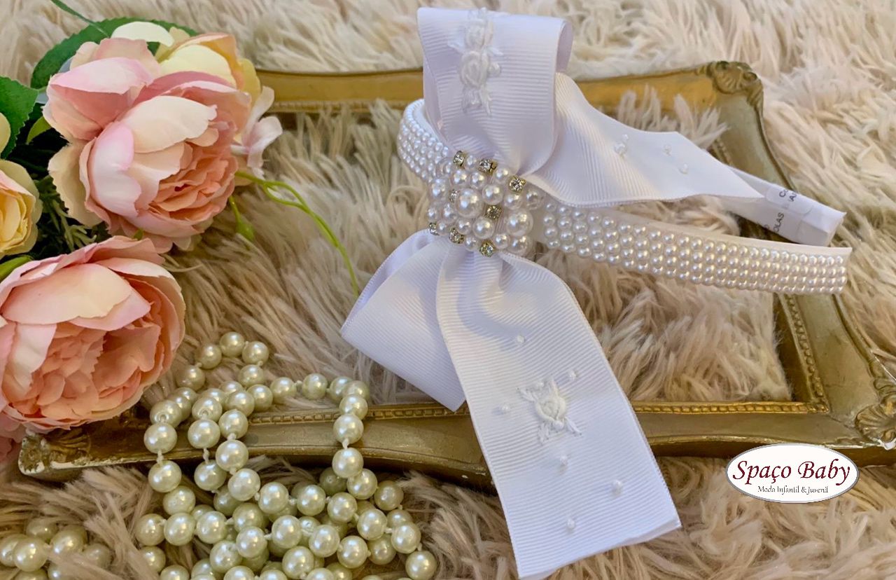 Tiara branca bordada.