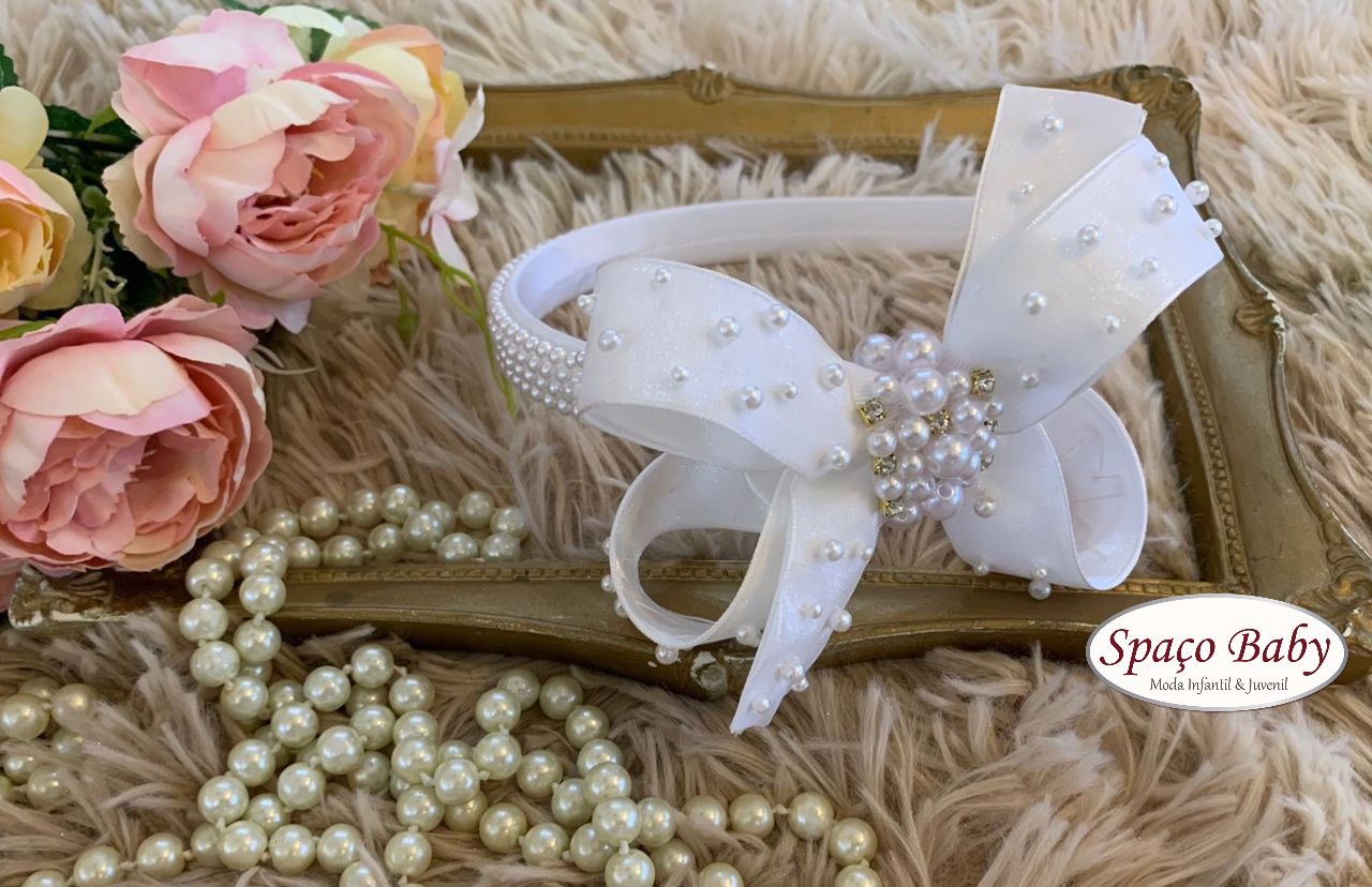 Tiara branca com pérolas