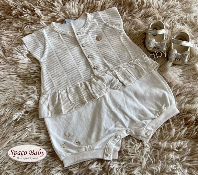 Macacão corações bordados