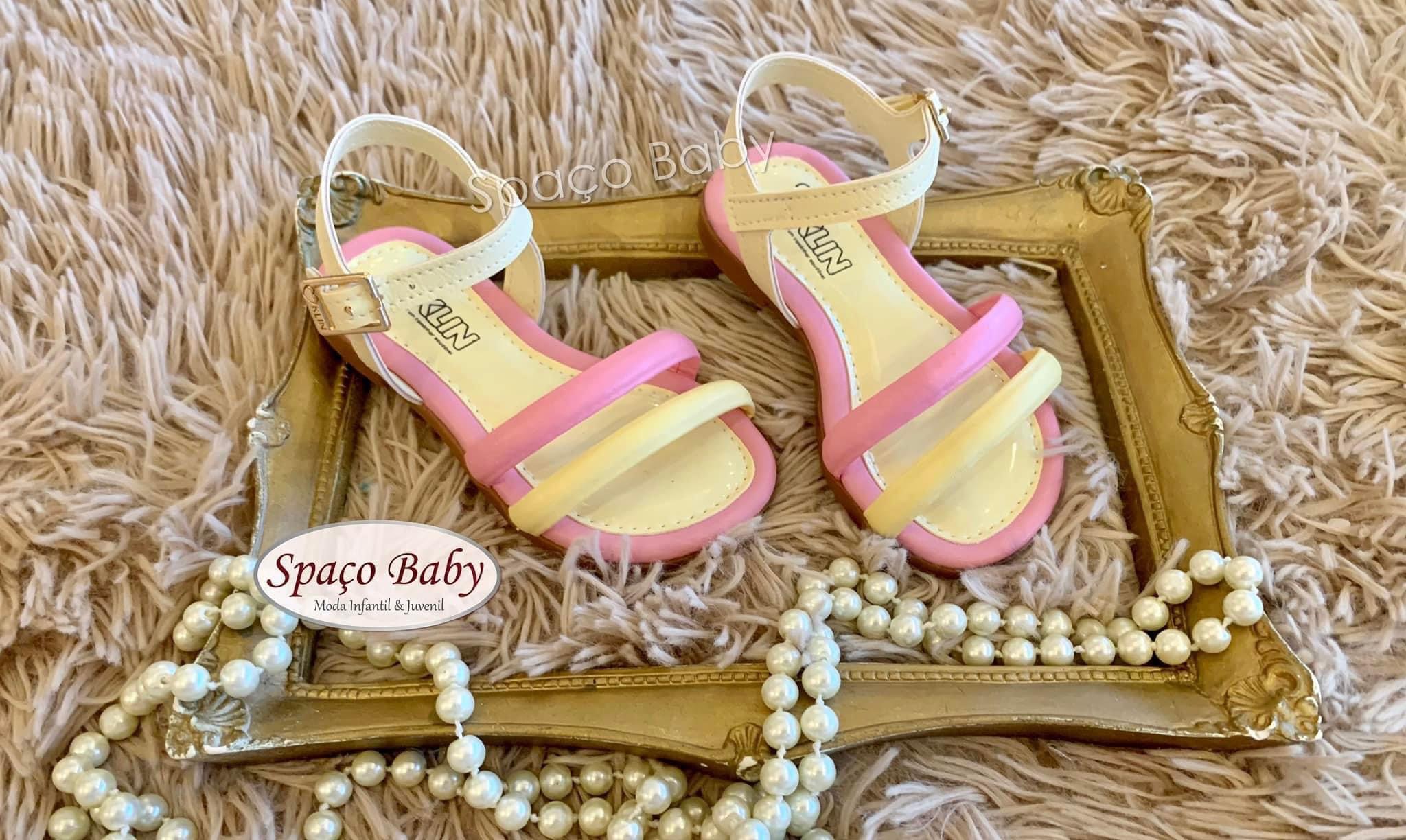 Sandália amarela com rosa