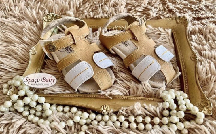 Sandália caqui e branco