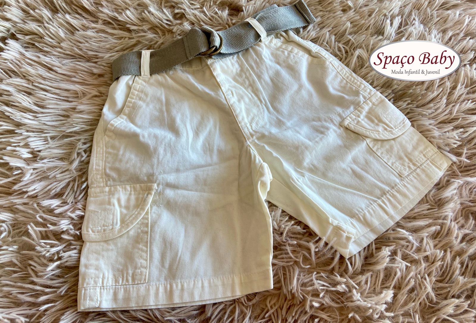 Bermuda off-white com cinto