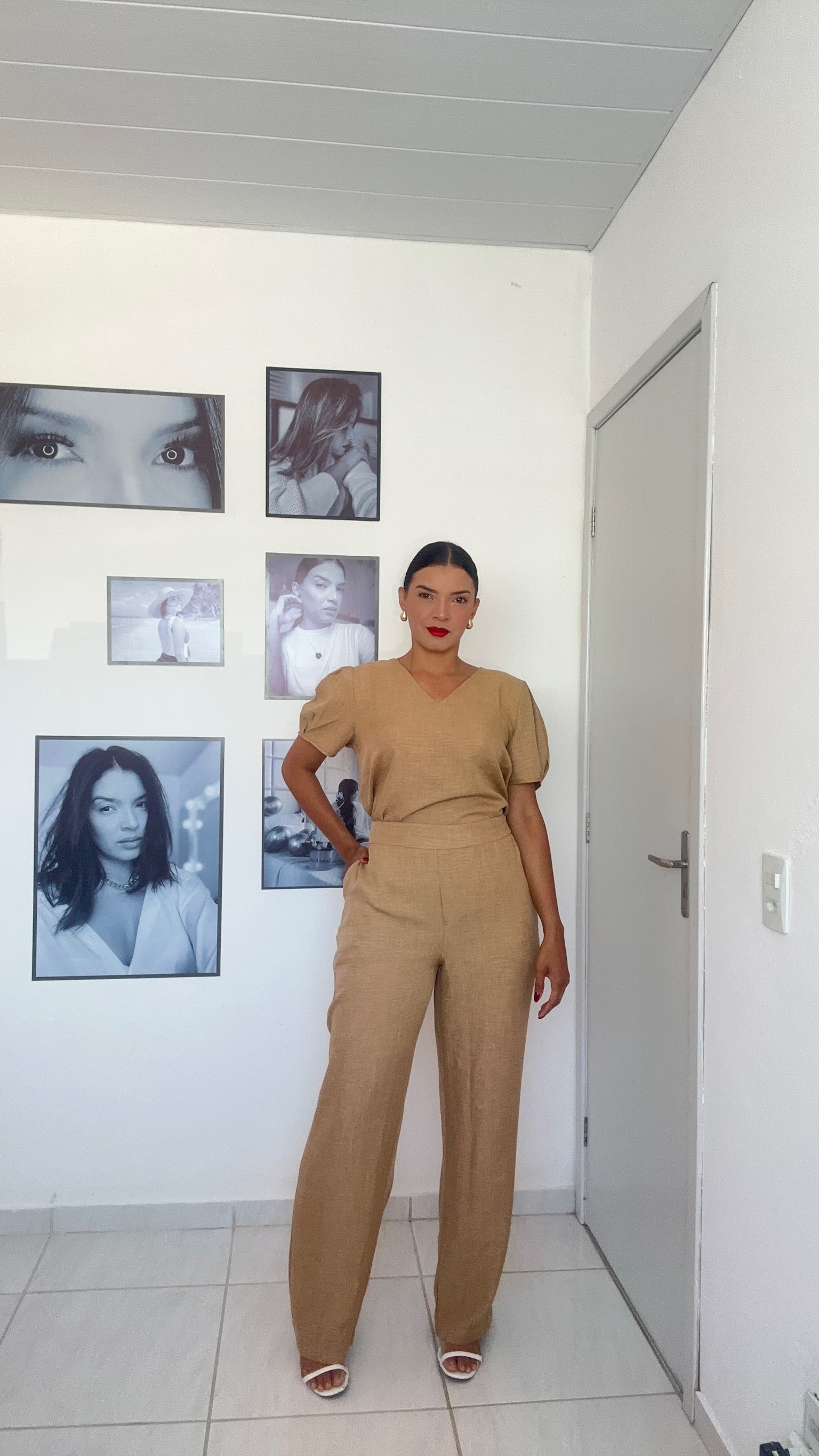 CONJ DE BLUSA MANGA COM PREGAS DECOTE  V E CALÇA RETA KALLI 2540