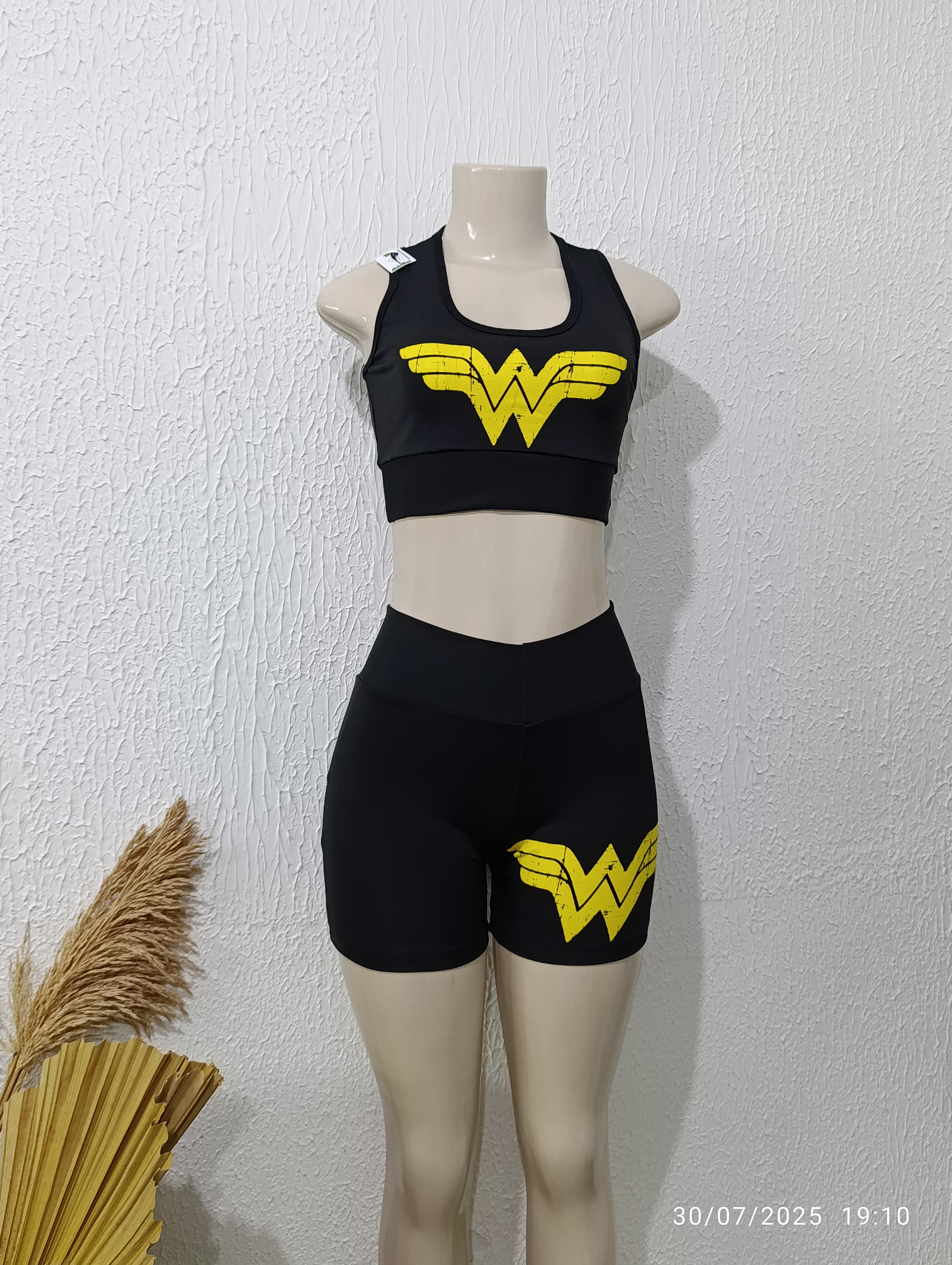 Conjunto de Short Mulher Maravilha.  Tamanho P/M