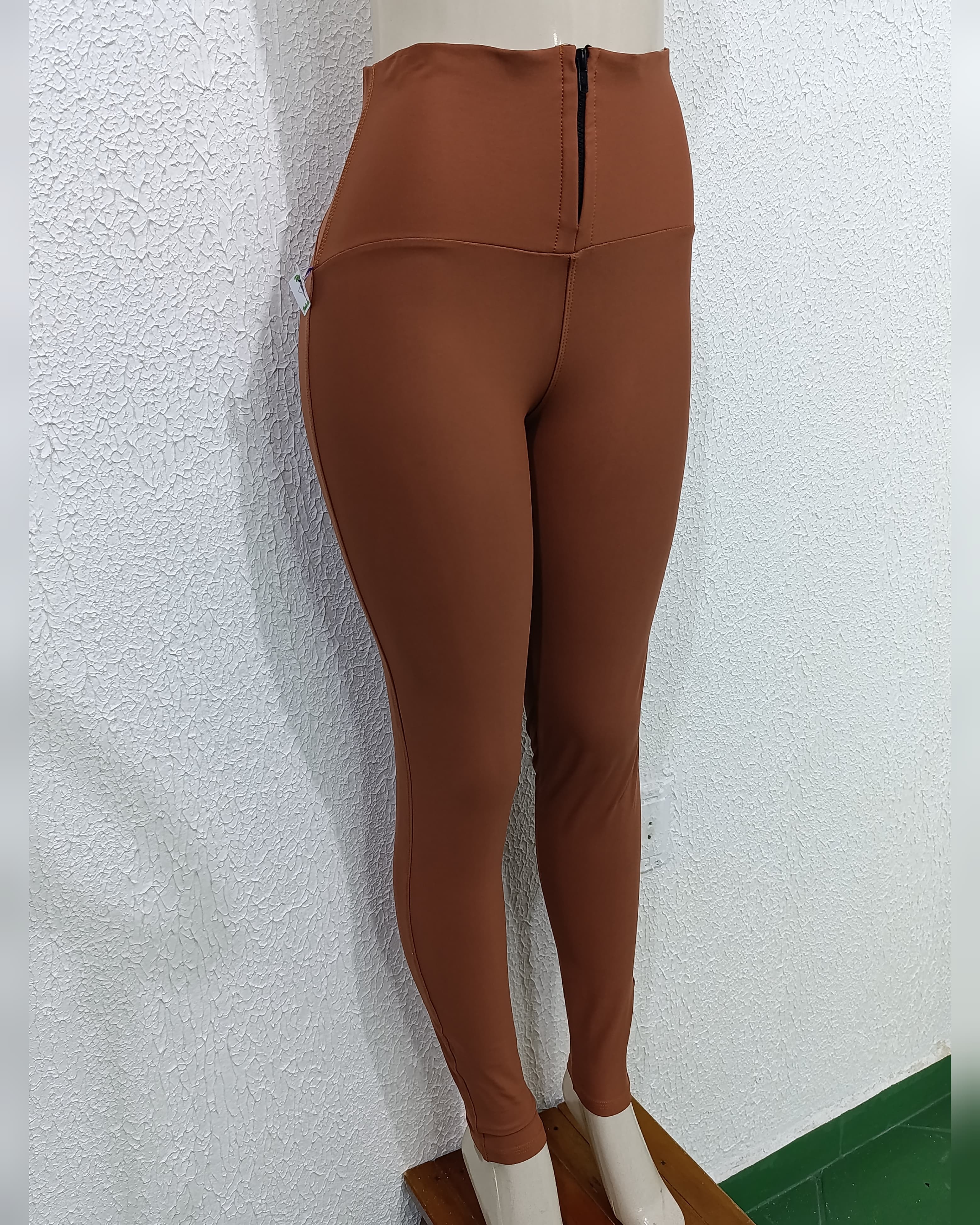 Calça M Poliamida com Zíper. MARROM