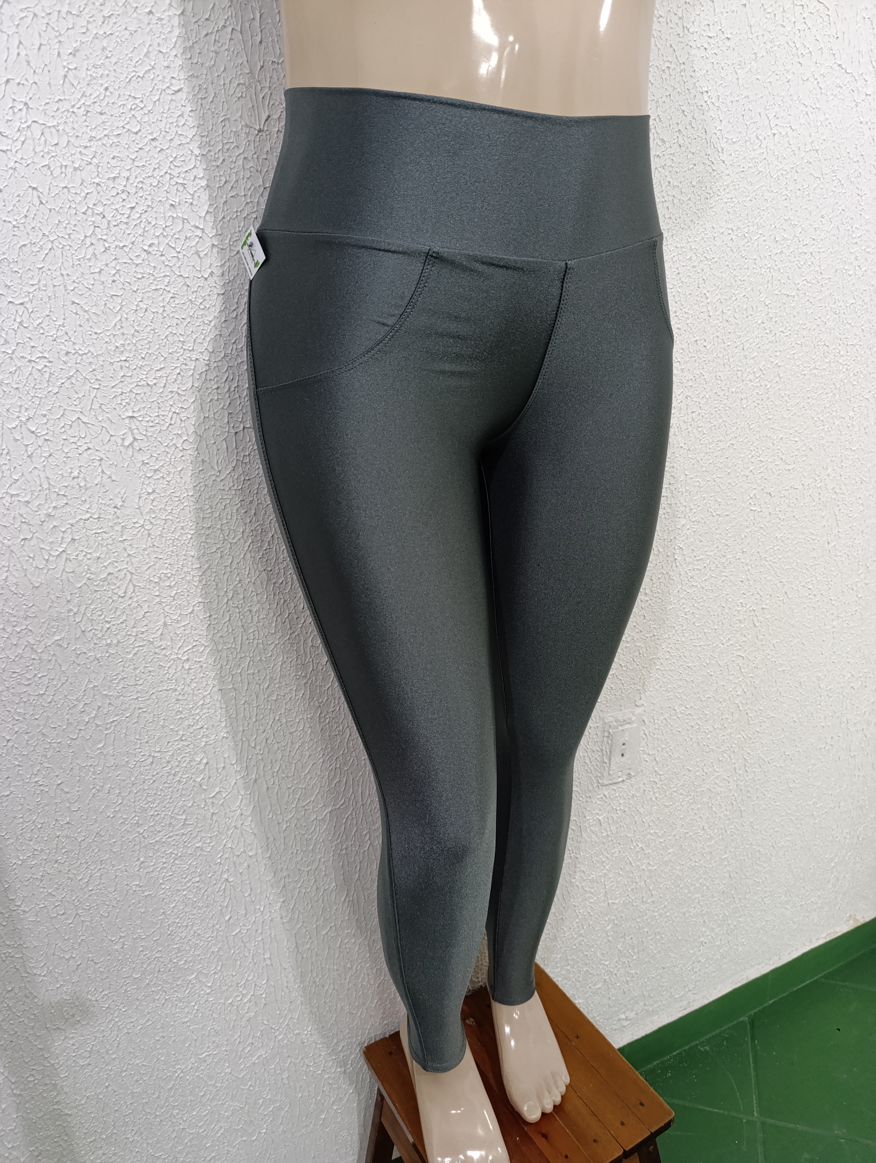 Calça M G Atlanta Poliamida acetinada. CINZA