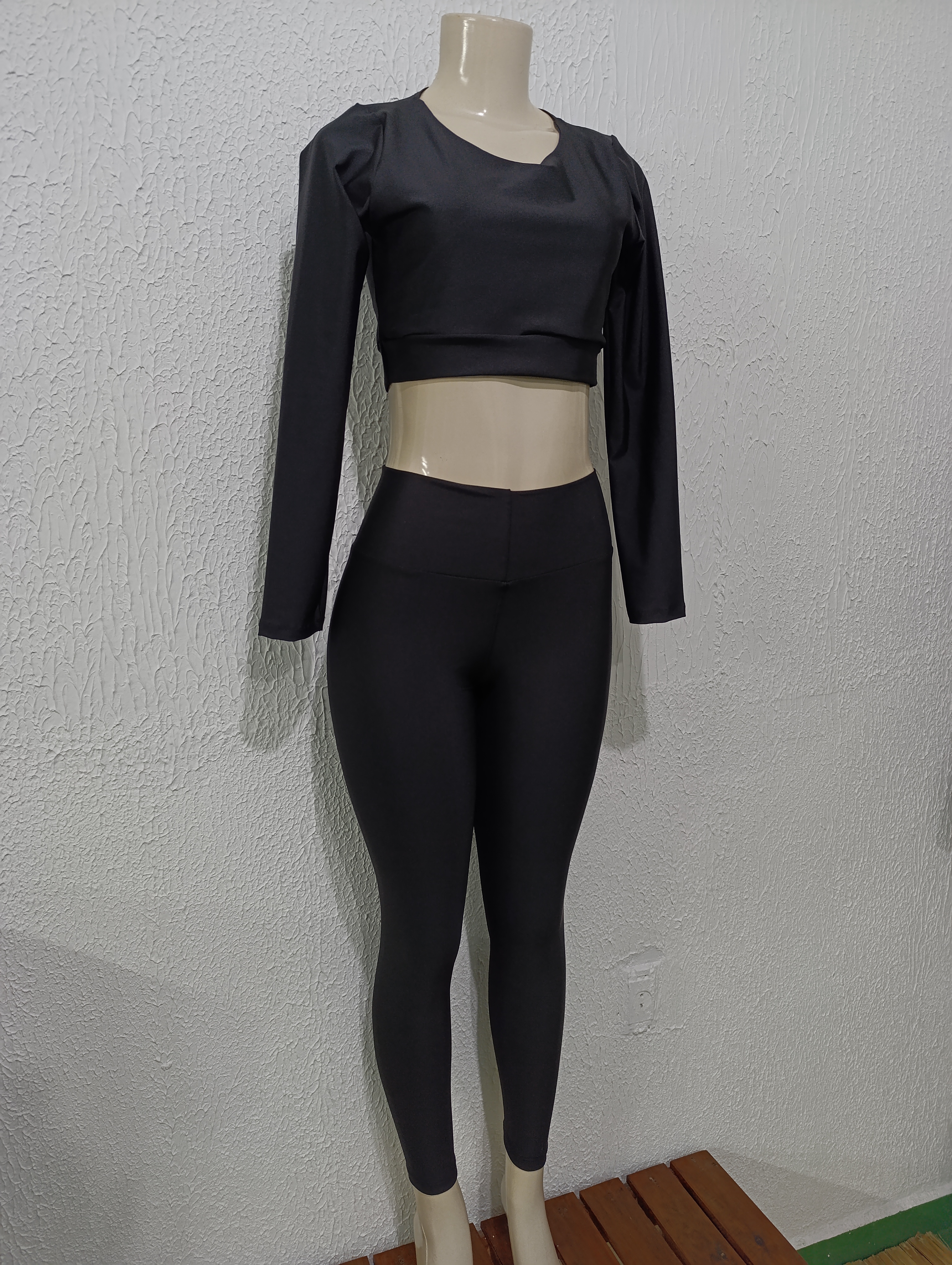 Conjunto de Calça M. Manga longa. PRETO