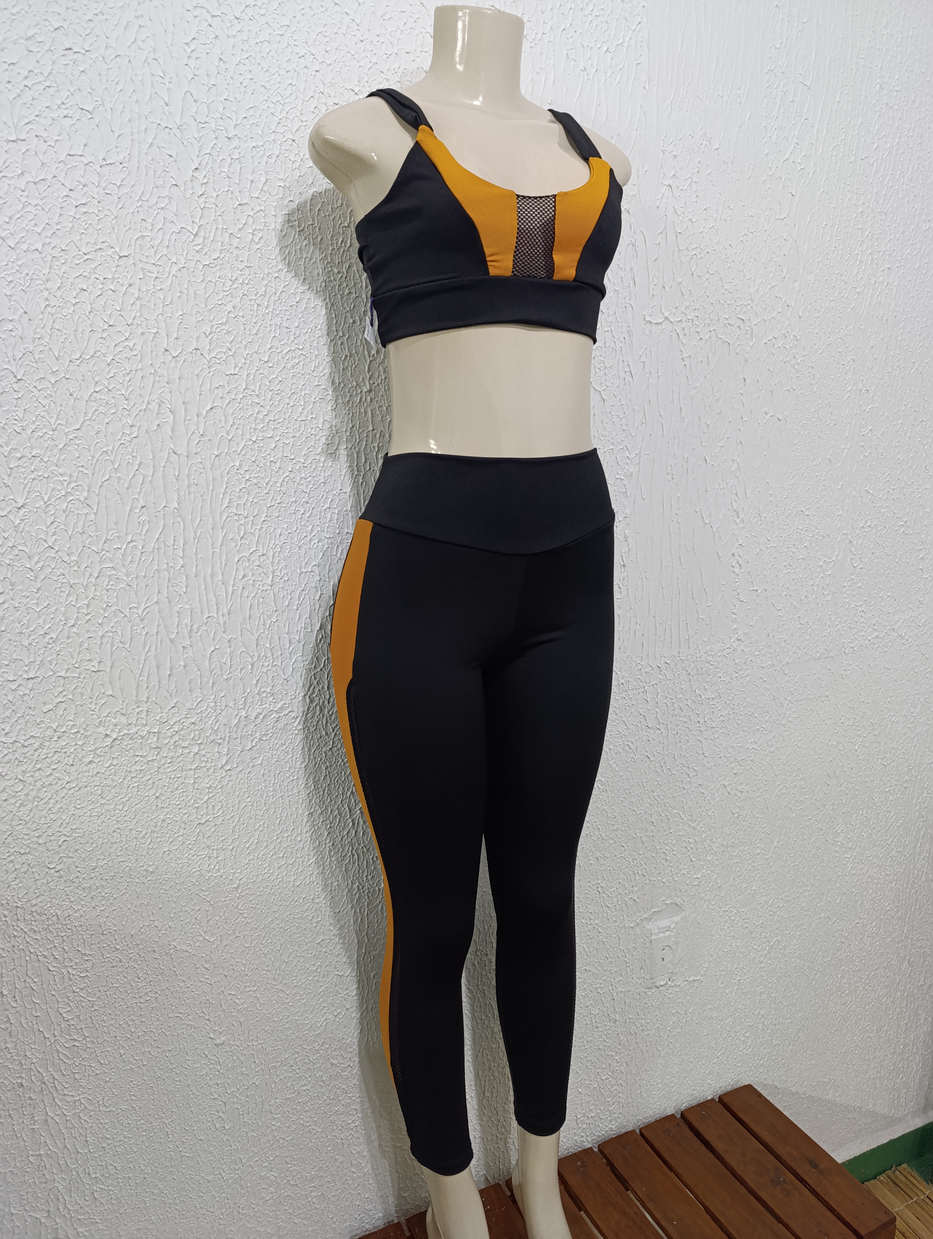 Conjunto de Calça M Com tela e detalhes amarelo mostarda