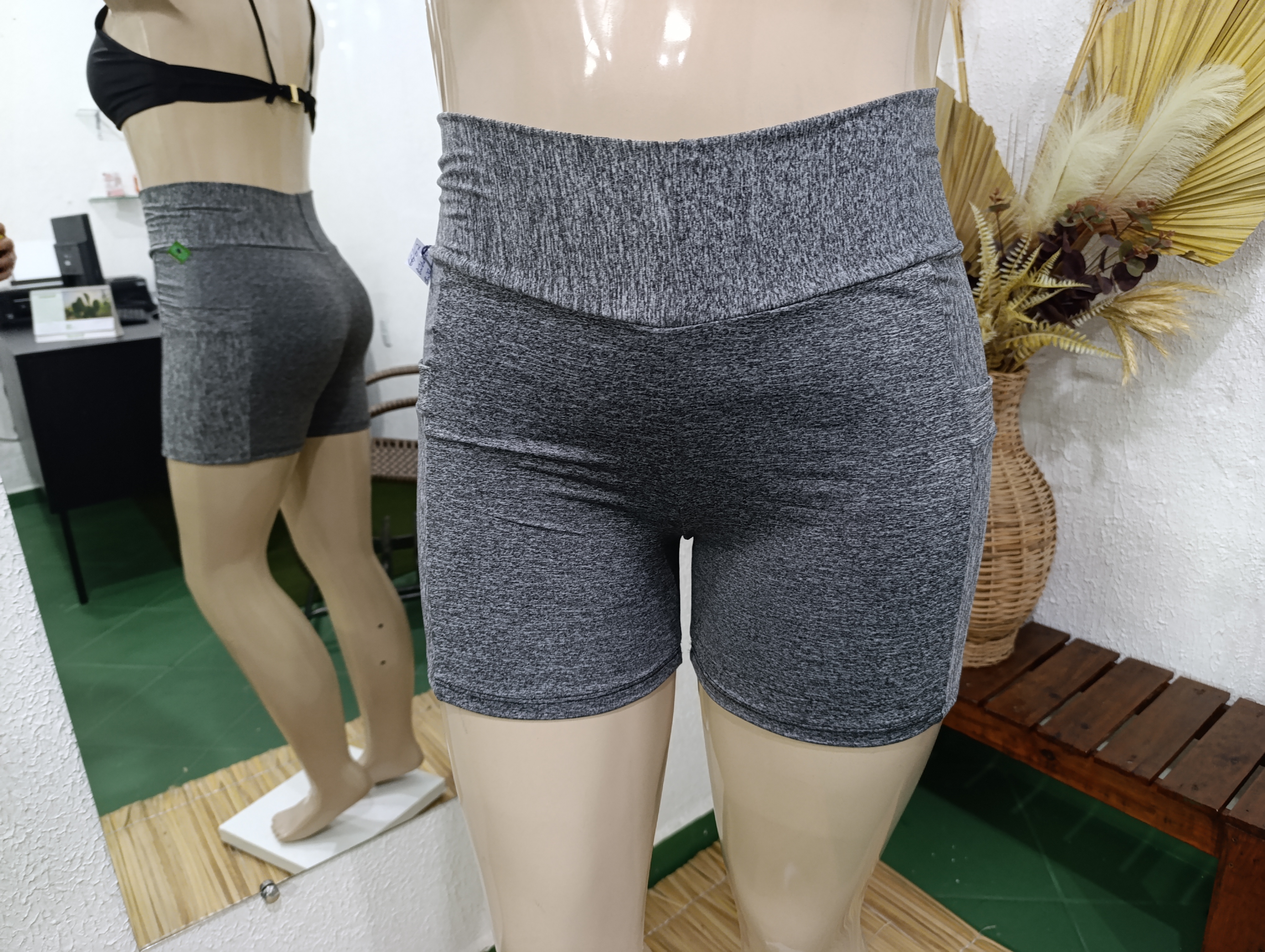 Short GG cinza com bolsos