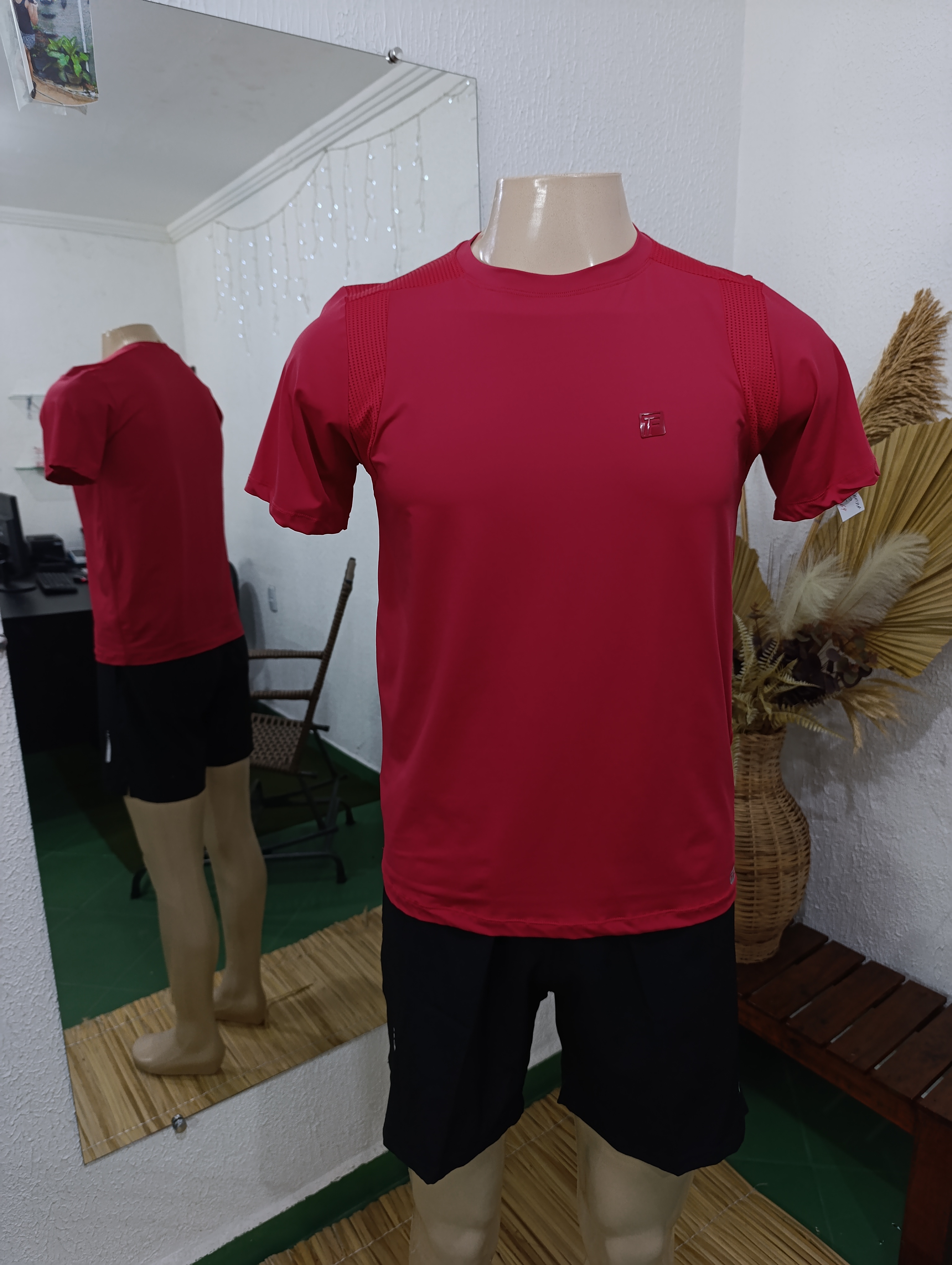 Camisa P Poliamida com detalhes furadinho nos ombros VERMELHO