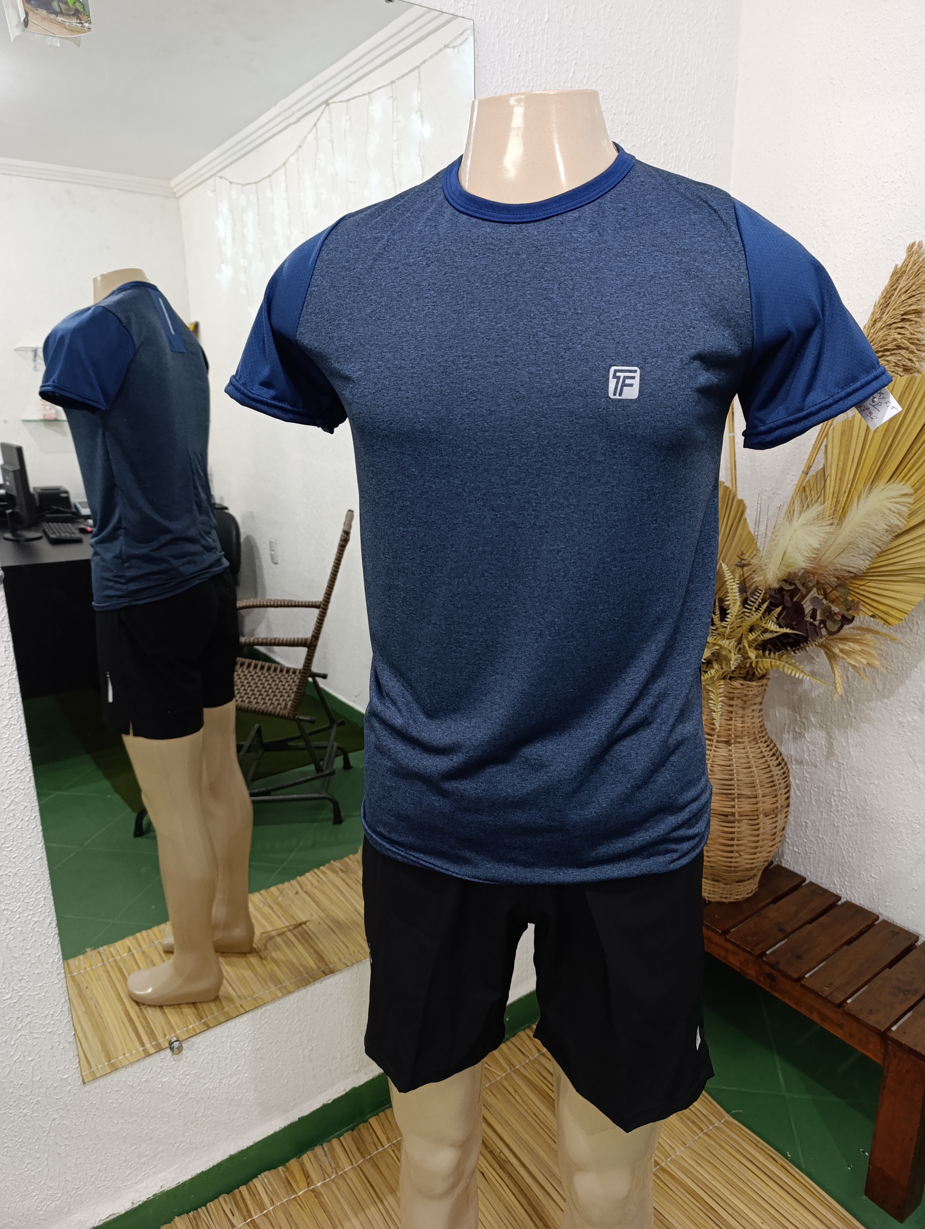 Camisa P Dryfit MARINHO com detalhes furadinho nas mangas
