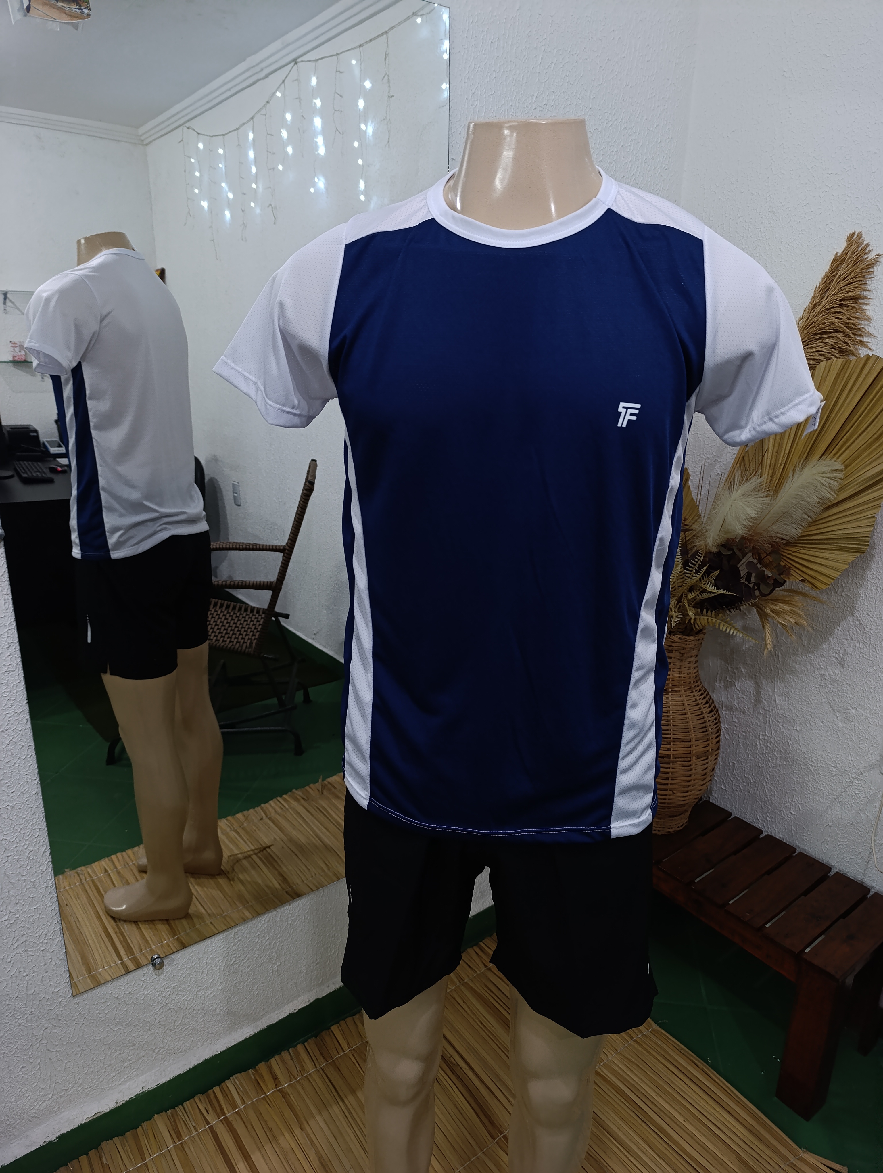 Camisa P DRYFIT Marinho com detalhes branco na gola, ombros e laterais