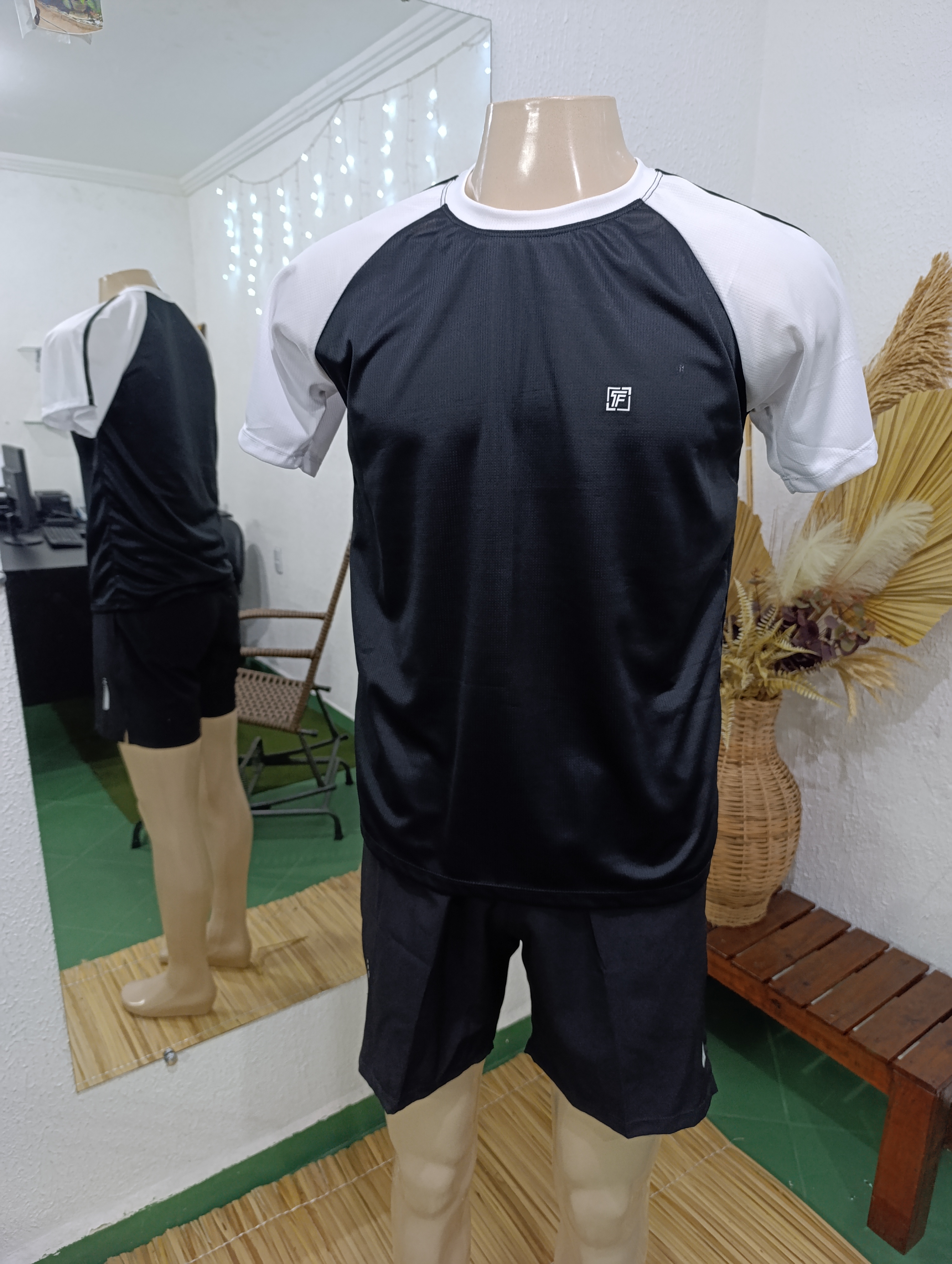 Camisa P Dryfit na cor PRETA com detalhes branco na gola e mangas toda BRANCA