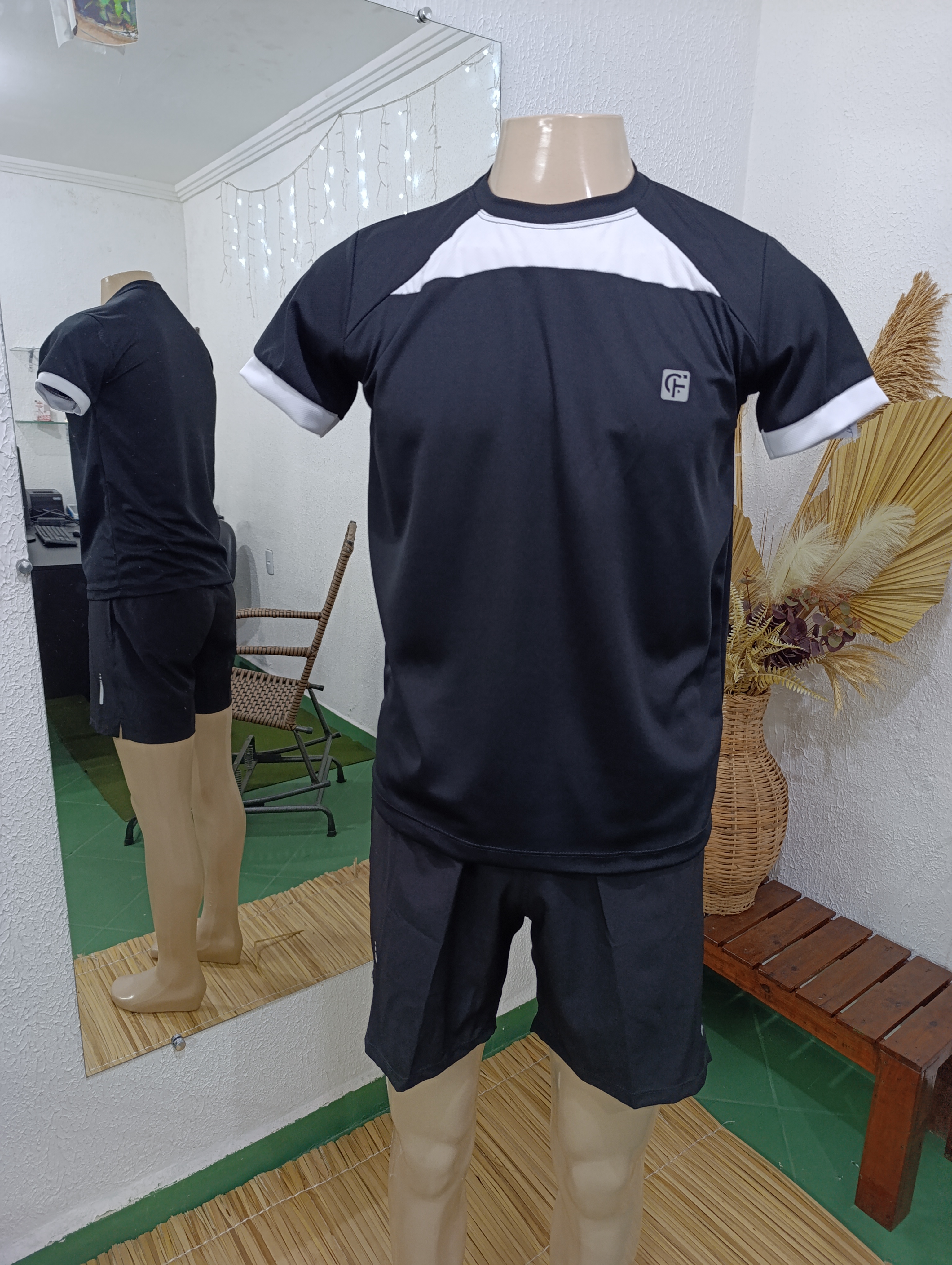 Camisa P Dryfit cor PRETA com detalhes Branco no pescoço e barra das mangas