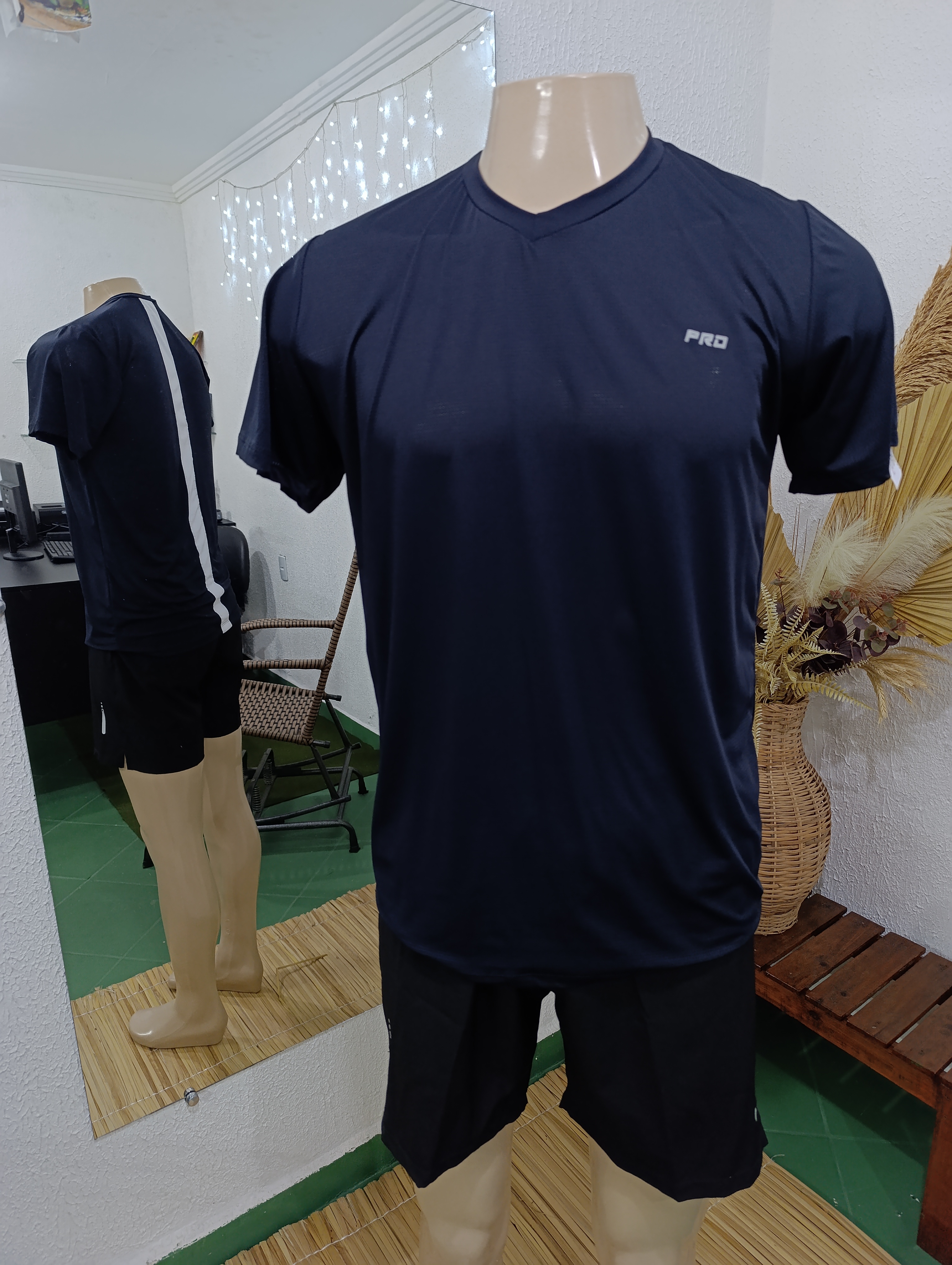 Camisa P Poliamida Na cor PRETA com uma lista BRANCA nas costas